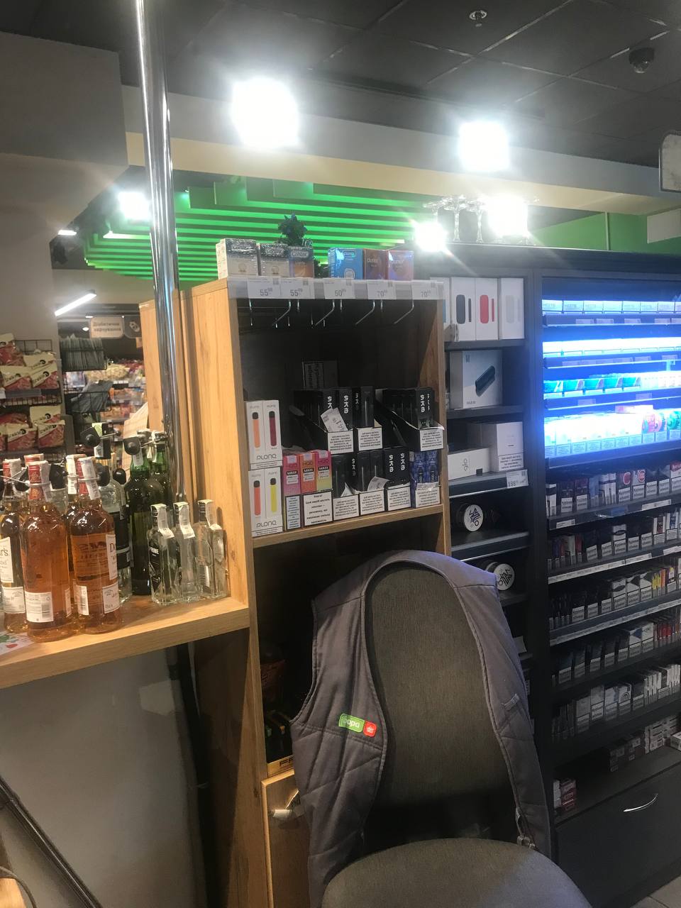 "Парилки" продають повним ходом. У Києві "забили" на заборону електронних цигарок (фото)